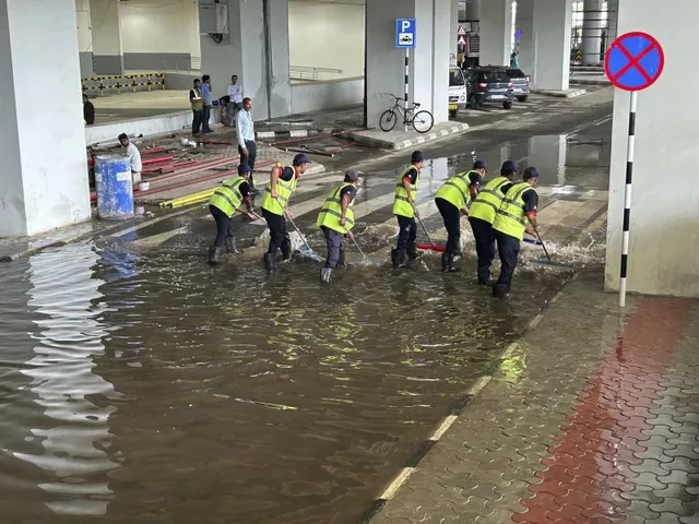 Thủ đô New Delhi (Ấn Độ) chìm trong biển nước sau trận mưa kỷ lục - Ảnh 1.