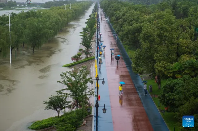 Trung Quốc báo động đỏ về mưa lớn - Ảnh 5.