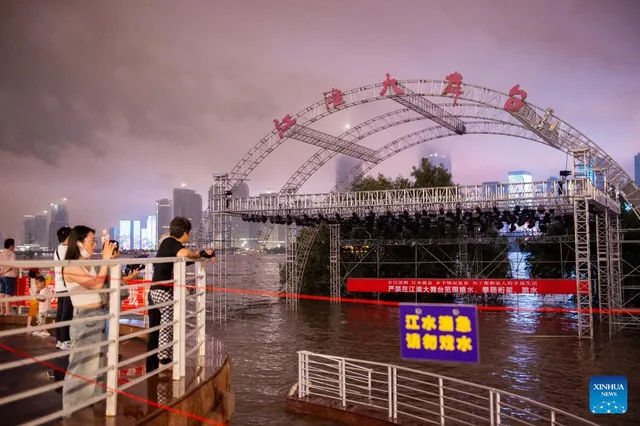 Trung Quốc báo động đỏ về mưa lớn - Ảnh 3.
