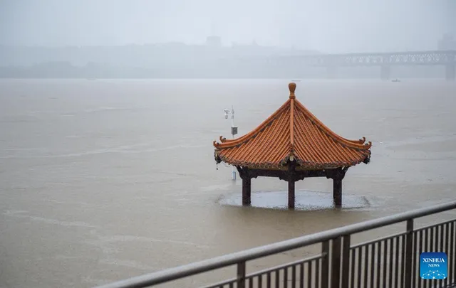 Trung Quốc báo động đỏ về mưa lớn - Ảnh 1.
