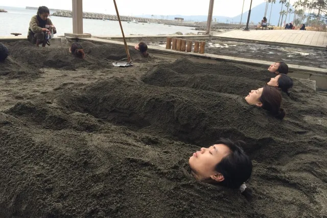 Độc lạ Onsen bằng cát nóng ở Nhật Bản - Ảnh 1.