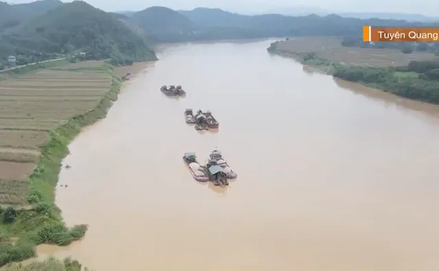 Người dân Tuyên Quang lo lắng trước nguy cơ sạt lở bờ sông - Ảnh 1.