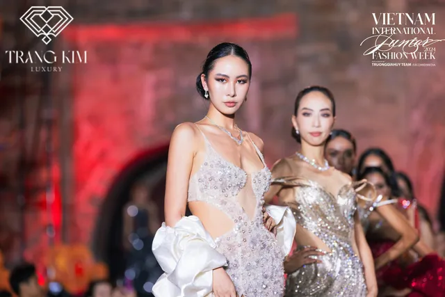 Xu hướng trang sức kim cương mới nhất được giới thiệu tại Vietnam International Junior Fashion Week 2024 - Ảnh 2.