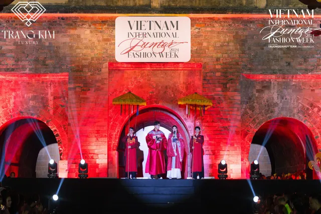Xu hướng trang sức kim cương mới nhất được giới thiệu tại Vietnam International Junior Fashion Week 2024 - Ảnh 1.