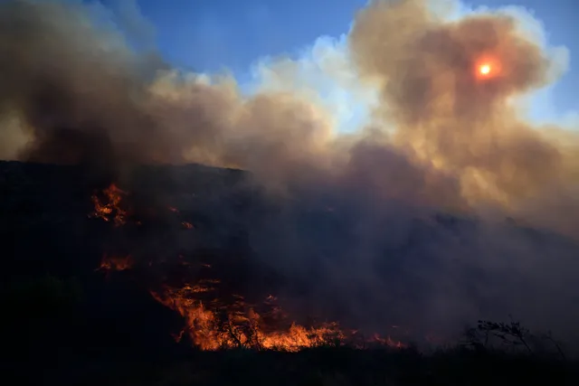 Hy Lạp chống chọi với hàng chục vụ cháy rừng - Ảnh 2.
