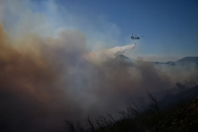 Hy Lạp chống chọi với hàng chục vụ cháy rừng - Ảnh 1.