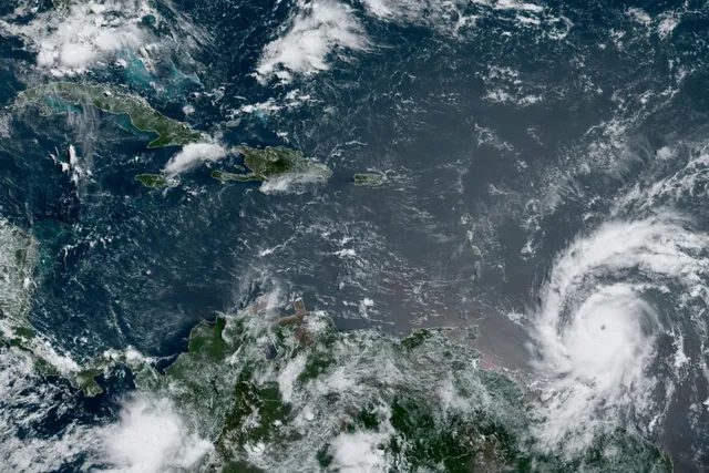 Người dân các quốc đảo Caribe chuẩn bị chống bão lớn kỷ lục - Ảnh 1.