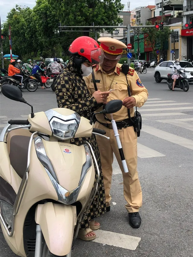 Cảnh sát giao thông Hà Nội kiểm tra, tạm giữ giấy phép lái xe trên ứng dụng VNeID - Ảnh 1.