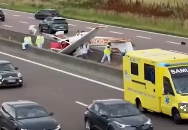 Máy bay du lịch rơi xuống đường cao tốc ở Pháp, 3 người thiệt mạng - Ảnh 1.