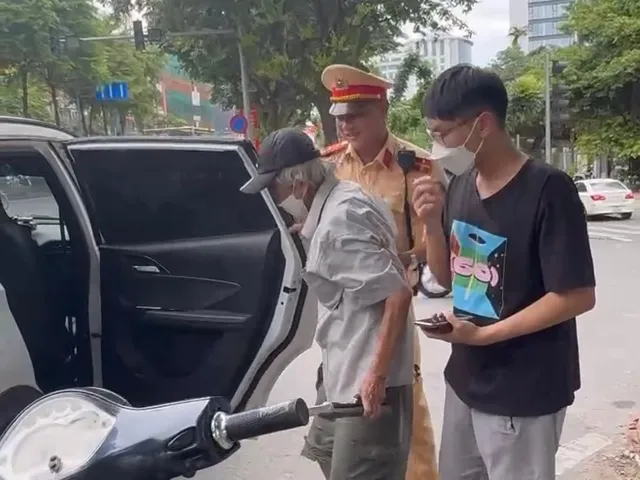 Zalo của CSGT Hà Nội hỗ trợ cụ ông 75 tuổi đi lạc về với gia đình - Ảnh 1.