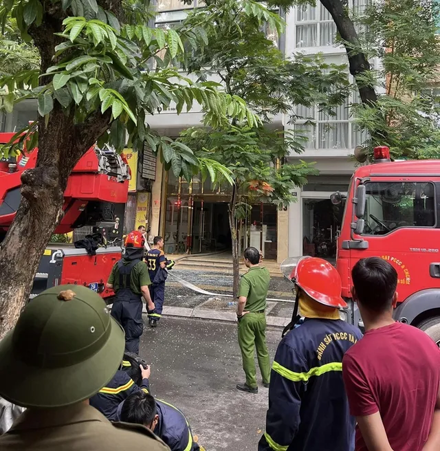 Cháy tòa nhà 8 tầng ở Cầu Giấy (Hà Nội), cảnh sát phải dùng xe thang phá tường - Ảnh 1.