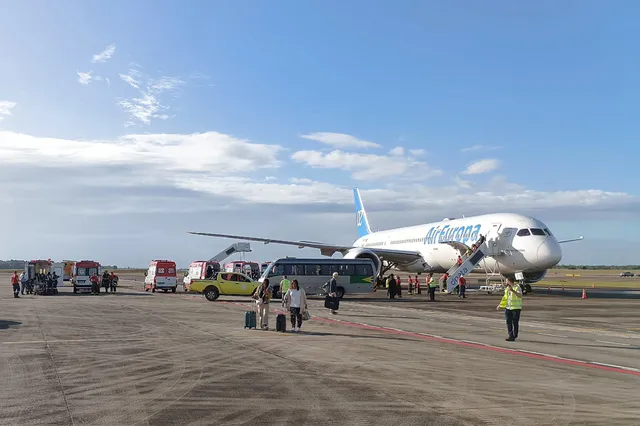 Máy bay của Air Europa hạ cánh khẩn cấp do nhiễu động không khí, 30 hành khách bị thương - Ảnh 2.