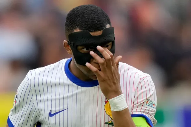 Kylian Mbappé cảm thấy như đang chơi game thực tế ảo khi đeo mặt nạ tại Euro 2024 - Ảnh 1.