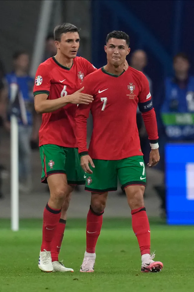 Ronaldo giải thích lý do bật khóc sau khi sút hỏng phạt đền - Ảnh 1.