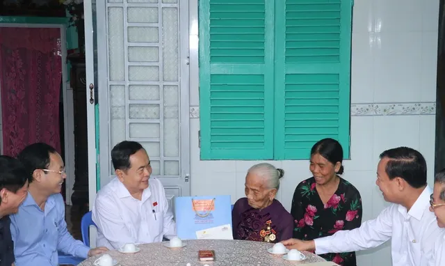 Chủ tịch Quốc hội Trần Thanh Mẫn thăm, tặng quà người có công tại Cần Thơ - Ảnh 3.
