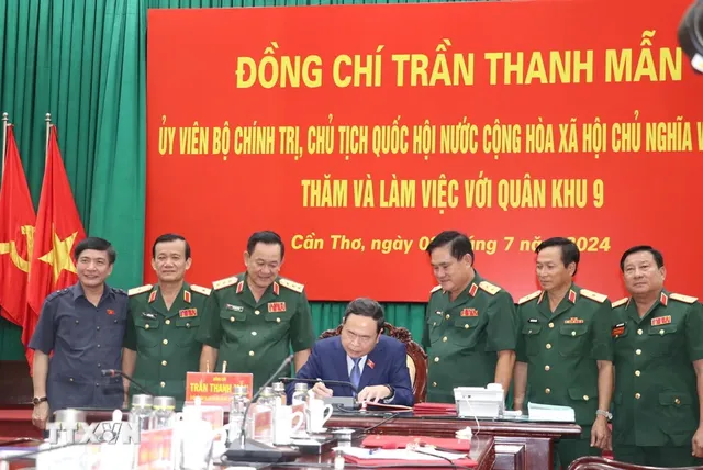Chủ tịch Quốc hội Trần Thanh Mẫn thăm, tặng quà người có công tại Cần Thơ - Ảnh 2.