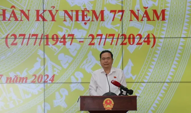 Chủ tịch Quốc hội Trần Thanh Mẫn thăm, tặng quà người có công tại Cần Thơ - Ảnh 1.