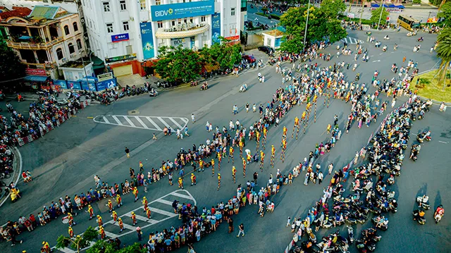 Hơn 1,9 triệu lượt khách đến Thừa Thiên Huế trong 6 tháng đầu năm 2024 - Ảnh 1.