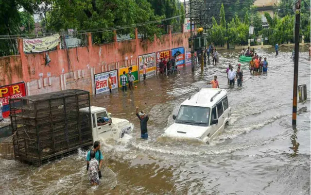 Mưa lớn gây lũ lụt ở Ấn Độ, ít nhất 11 người thiệt mạng - Ảnh 1.
