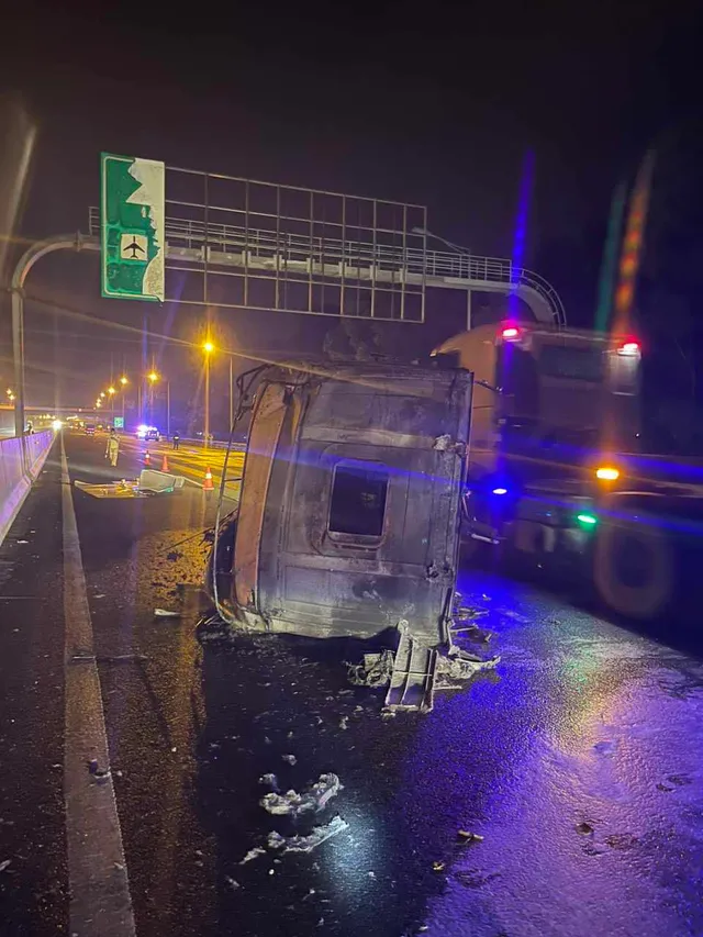 Xe bồn chở xăng va chạm xe tải trên cao tốc Hà Nội - Hải Phòng: Tài xế xe tải tử vong - Ảnh 2.