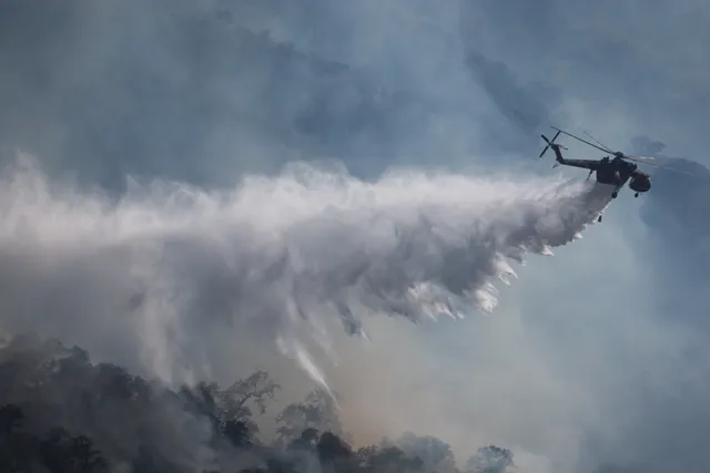 Cháy rừng dữ dội ở bang California, 13.000 người phải sơ tán - Ảnh 1.