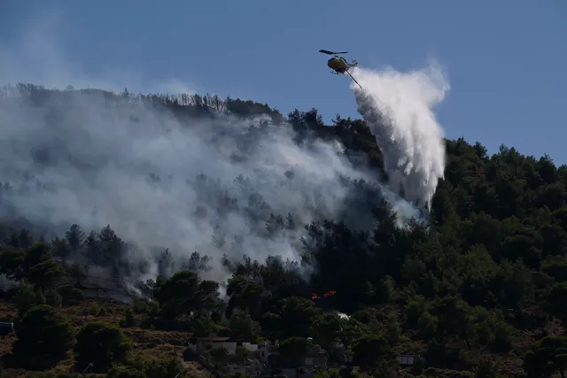 Hy Lạp tiếp tục chiến đấu với hàng loạt vụ cháy rừng - Ảnh 2.