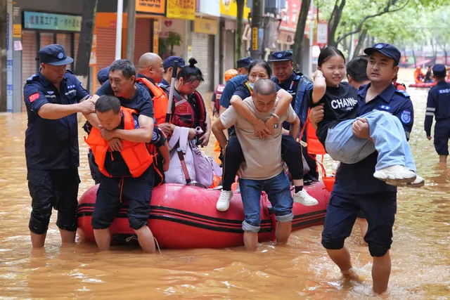 Mưa bão nghiêm trọng ở miền Đông Trung Quốc khiến hơn 240.000 người phải sơ tán - Ảnh 1.