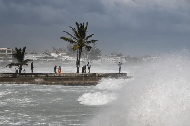 Ít nhất 3 triệu trẻ em ở Caribe gặp nguy hiểm do bão Beryl - Ảnh 1.
