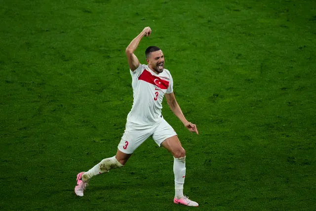 Merih Demiral đứng dậy sau cú vấp ngã tại Euro 2020 - Ảnh 1.