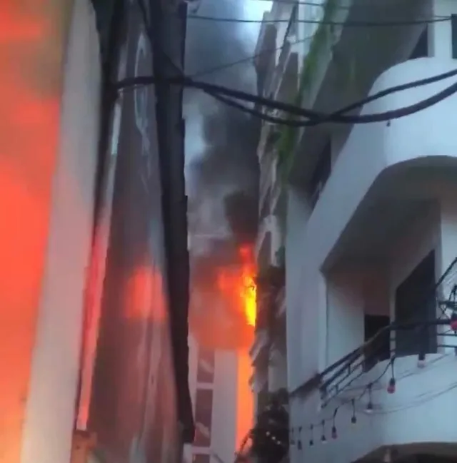 Cháy tầng 3 nhà 5 tầng trong ngõ, xã Tứ Hiệp, huyện Thanh Trì - Ảnh 2.