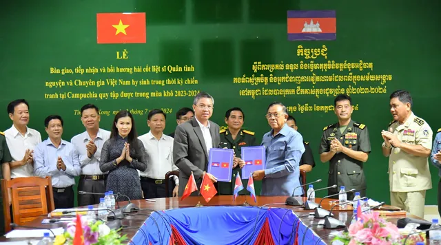 Kiên Giang tiếp nhận 10 hài cốt liệt sỹ quân tình nguyện hy sinh tại Campuchia - Ảnh 1.
