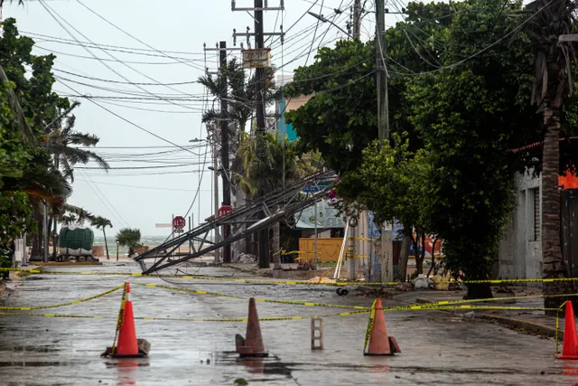 Bão Beryl quét qua bãi biển Yucatan của Mexico, hướng tới bang Texas  - Ảnh 1.