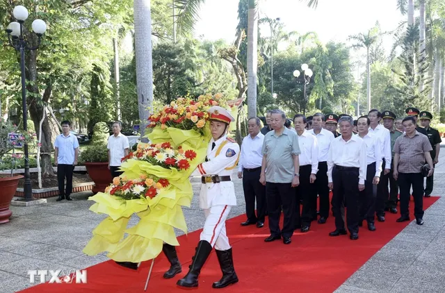 Chủ tịch nước Tô Lâm dâng hương tưởng nhớ Chủ tịch Hồ Chí Minh - Ảnh 1.