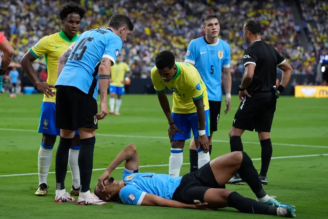 Sau Pedri, Barcelona tiếp tục đón tin dữ từ Ronald Araujo - Ảnh 1.