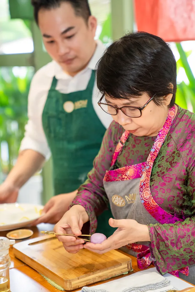 Nghệ nhân hướng dẫn cách làm bánh hoa hồng hấp bất bại - Ảnh 3. Nghệ nhân hướng dẫn cách làm bánh hoa hồng hấp bất bại - Ảnh 3.