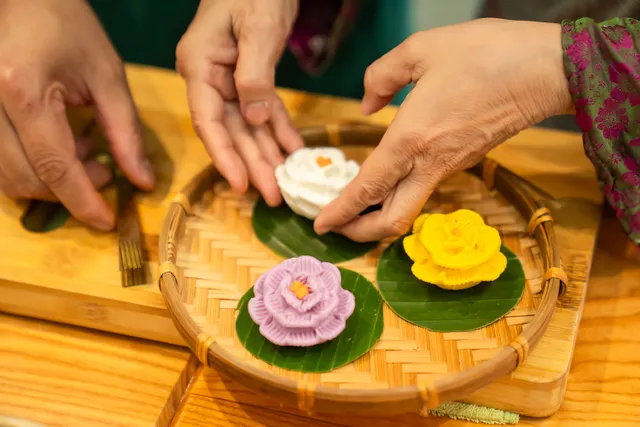 Nghệ nhân hướng dẫn cách làm bánh hoa hồng hấp bất bại - Ảnh 4. Nghệ nhân hướng dẫn cách làm bánh hoa hồng hấp bất bại - Ảnh 4.