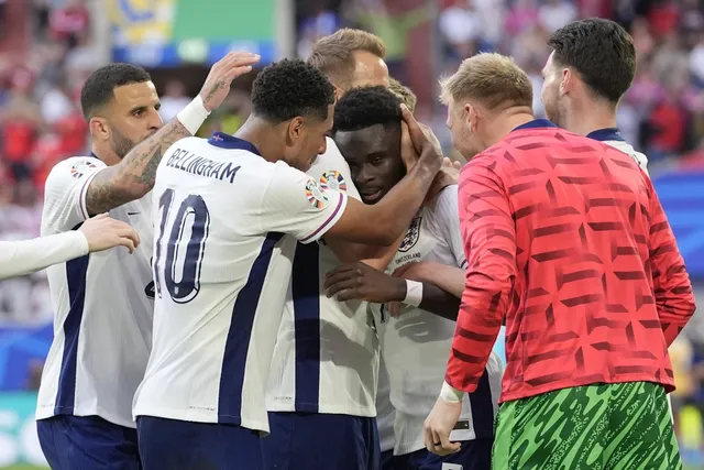 Bukayo Saka chuộc lỗi từ cú sút phạt đền tại Euro 2024 - Ảnh 1. Bukayo Saka chuộc lỗi từ cú sút phạt đền tại Euro 2024 - Ảnh 1.
