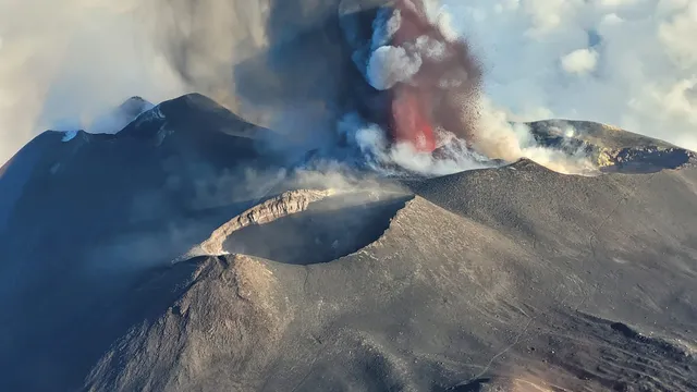 Núi lửa Etna ở Italy hoạt động mạnh trở lại, phun dung nham nóng đỏ và tro bụi khắp bầu trời - Ảnh 1.