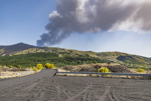 Núi lửa Etna ở Italy hoạt động mạnh trở lại, phun dung nham nóng đỏ và tro bụi khắp bầu trời - Ảnh 4.