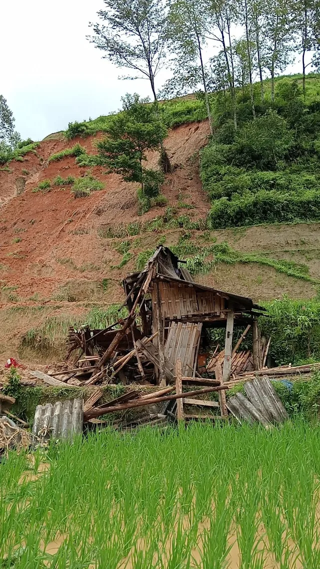 Sạt lở đất vùi lấp nhiều nhà dân ở Hà Giang, 1 cháu nhỏ tử vong - Ảnh 3.