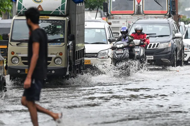 Mưa lớn gây ngập lụt nghiêm trọng ở thủ đô tài chính Mumbai, Ấn Độ - Ảnh 1.