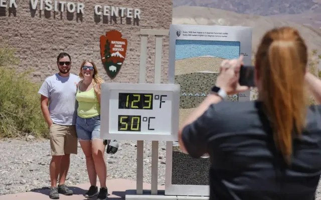 Nhiệt độ cao kỷ lục, người dân Mỹ tới thung lũng chết để trải nghiệm nắng nóng - Ảnh 1.