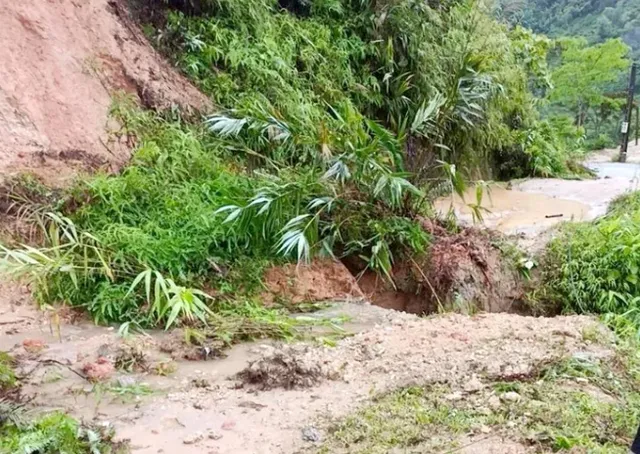 Nhiều tuyến đường ở Hà Giang, Điện Biên sạt lở do mưa lớn - Ảnh 1.