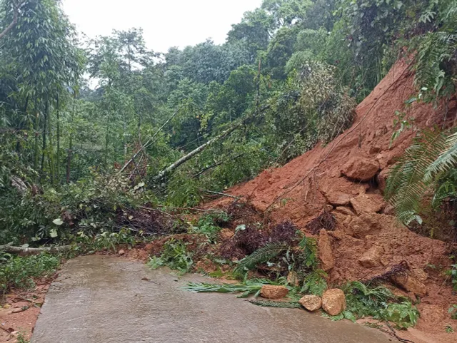 Hà Giang lại mưa rất lớn, sạt lở gây chia cắt - Ảnh 6.