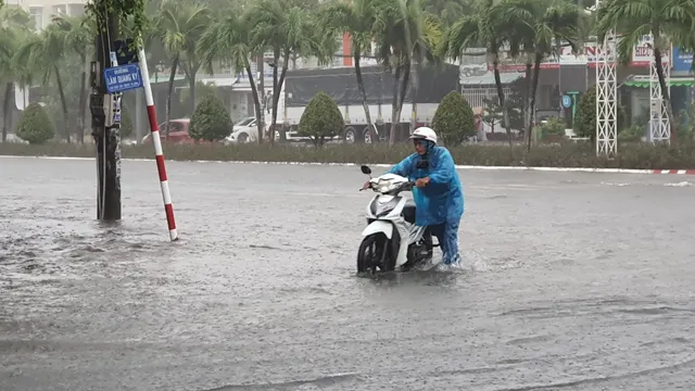 Kiên Giang: TP Rạch Giá ngập sâu sau cơn mưa lớn kéo dài - Ảnh 1.