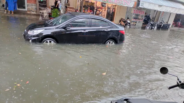 Kiên Giang: TP Rạch Giá ngập sâu sau cơn mưa lớn kéo dài - Ảnh 2.