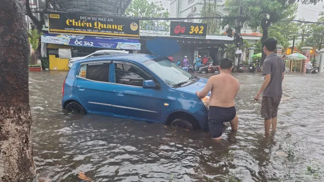 Kiên Giang: TP Rạch Giá ngập sâu sau cơn mưa lớn kéo dài - Ảnh 3.