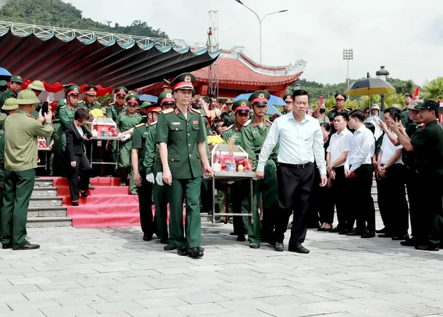 Lễ truy điệu và an táng các Anh hùng liệt sỹ hy sinh trong chiến đấu bảo vệ biên giới phía Bắc của Tổ quốc - Ảnh 7.