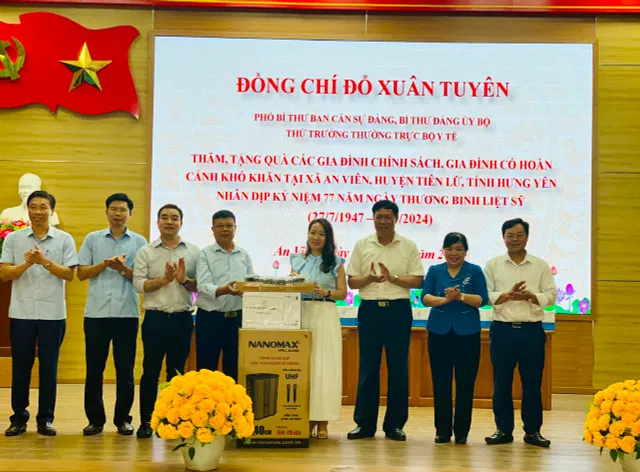 Tri ân, khám chữa bệnh, tặng quà người dân Tiên Lữ nhân dịp kỉ niệm 77 năm ngày thương binh liệt sĩ - Ảnh 1.