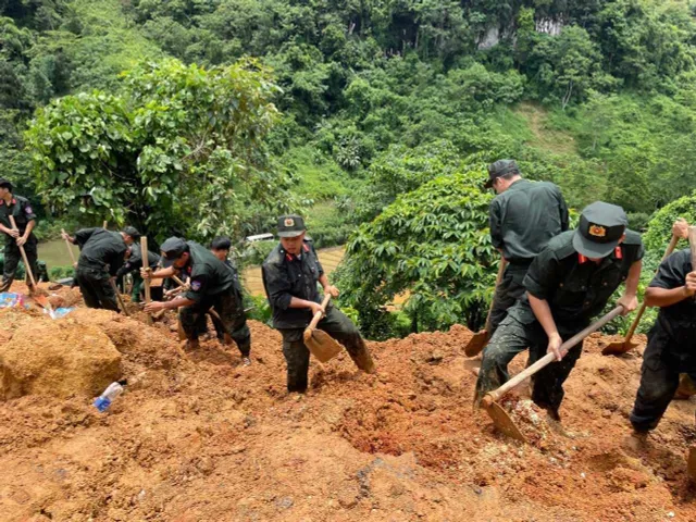 Hàng trăm cán bộ, chiến sĩ tham gia tìm kiếm người mất tích do sạt lở đất ở Hà Giang - Ảnh 2.